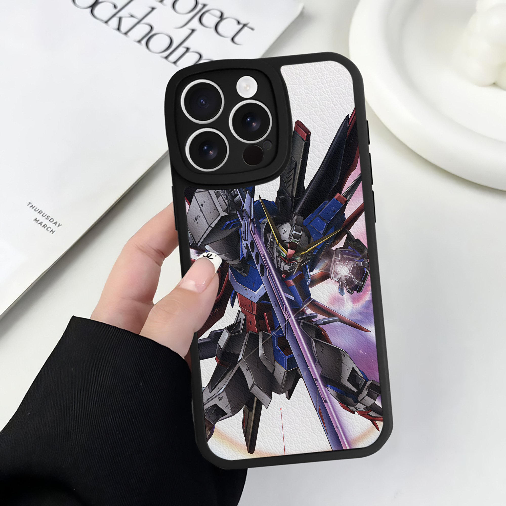 （画像用） 機動戦士ガンダム Mobile Suit Gundam 【iPhone 16シリーズ対応】シリコンスマホケース（レザー調） 材質：シリコン